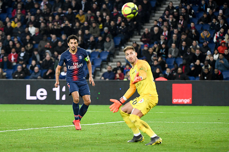 毛彪附体！四川一高校辅导员单刀面对大空门滑倒滚进球网