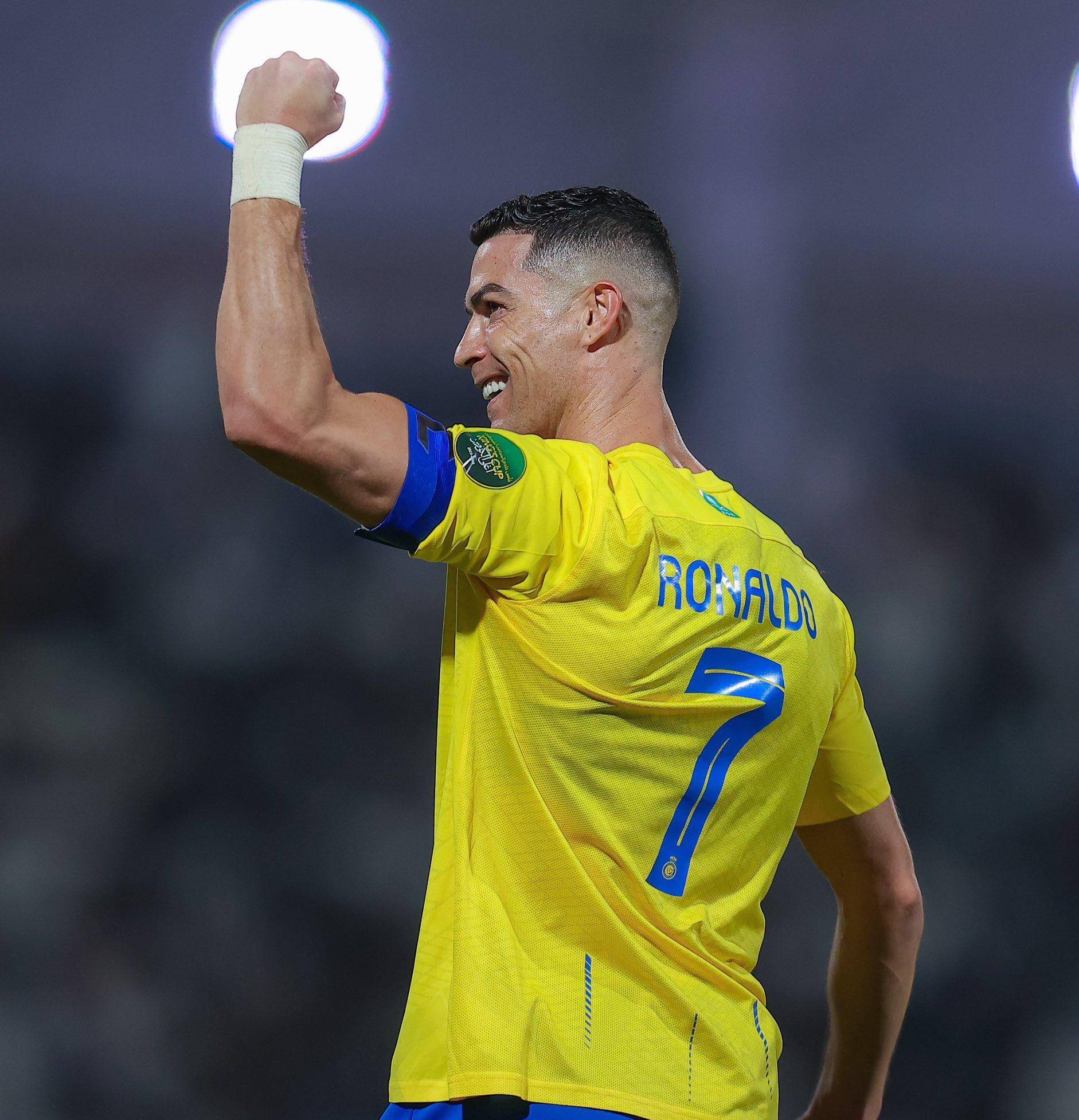 火药味！陶汉林垫脚纪卓违体犯规引刘维伟暴怒 冲到球场内质疑裁判吃T