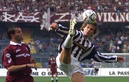 足球欧冠官方公布本赛季最佳阵容候选