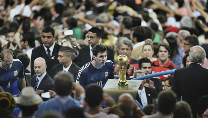 从前的对手再度相遇，博格巴与萨内欧冠相遇赛后寒暄（旧敌重逢：博格巴与萨内欧冠赛后握手致意）