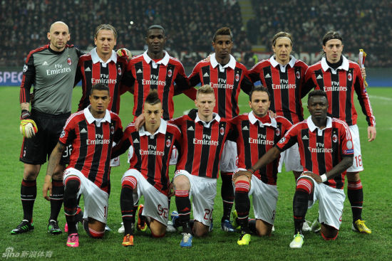 曼联在关键比赛中表现不佳，换人失误导致防守漏洞，边路优势被对手逆转，整体表现令球迷不满。