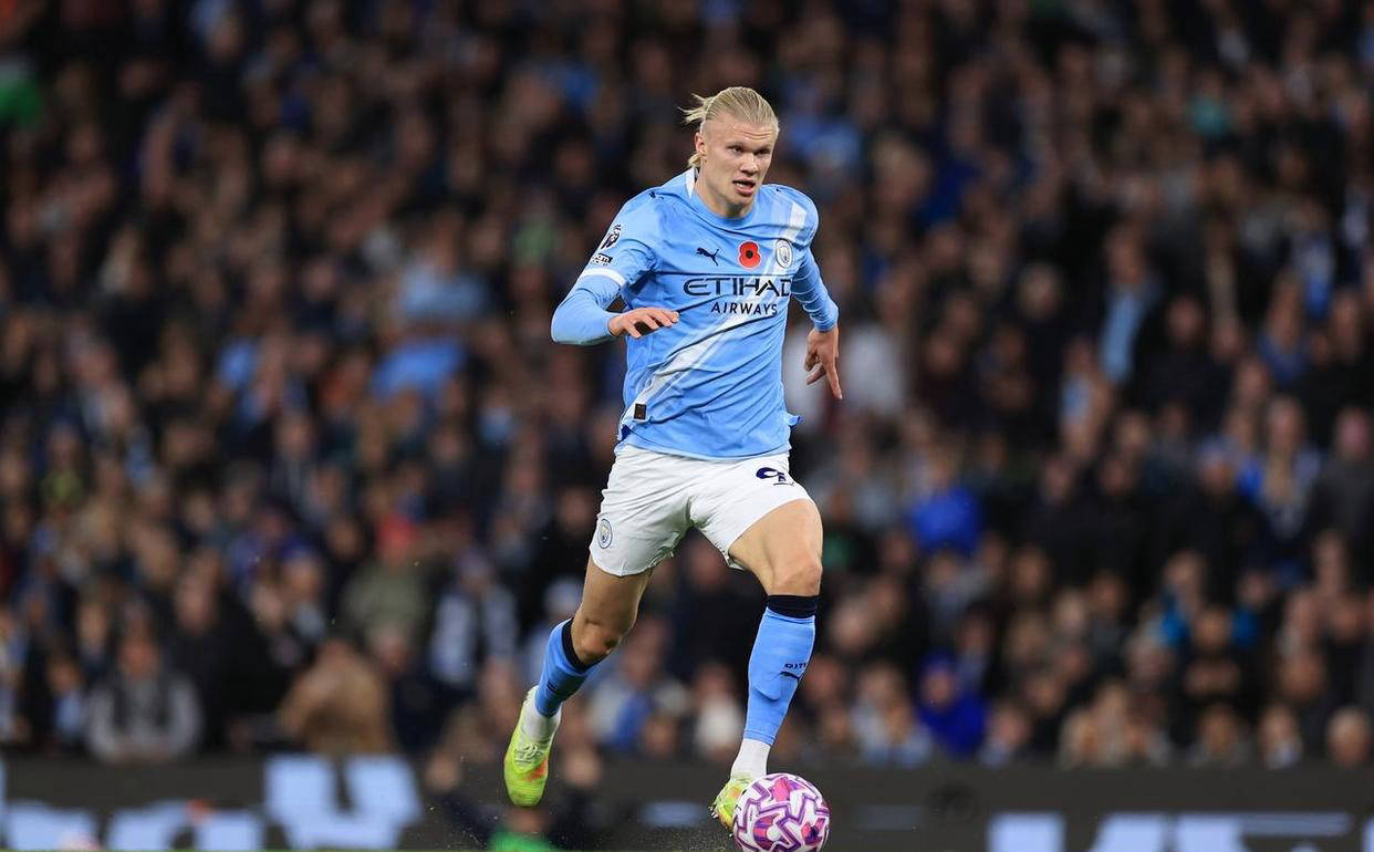 长春亚泰队启程出征青岛时，球迷用歌声为将士们送行