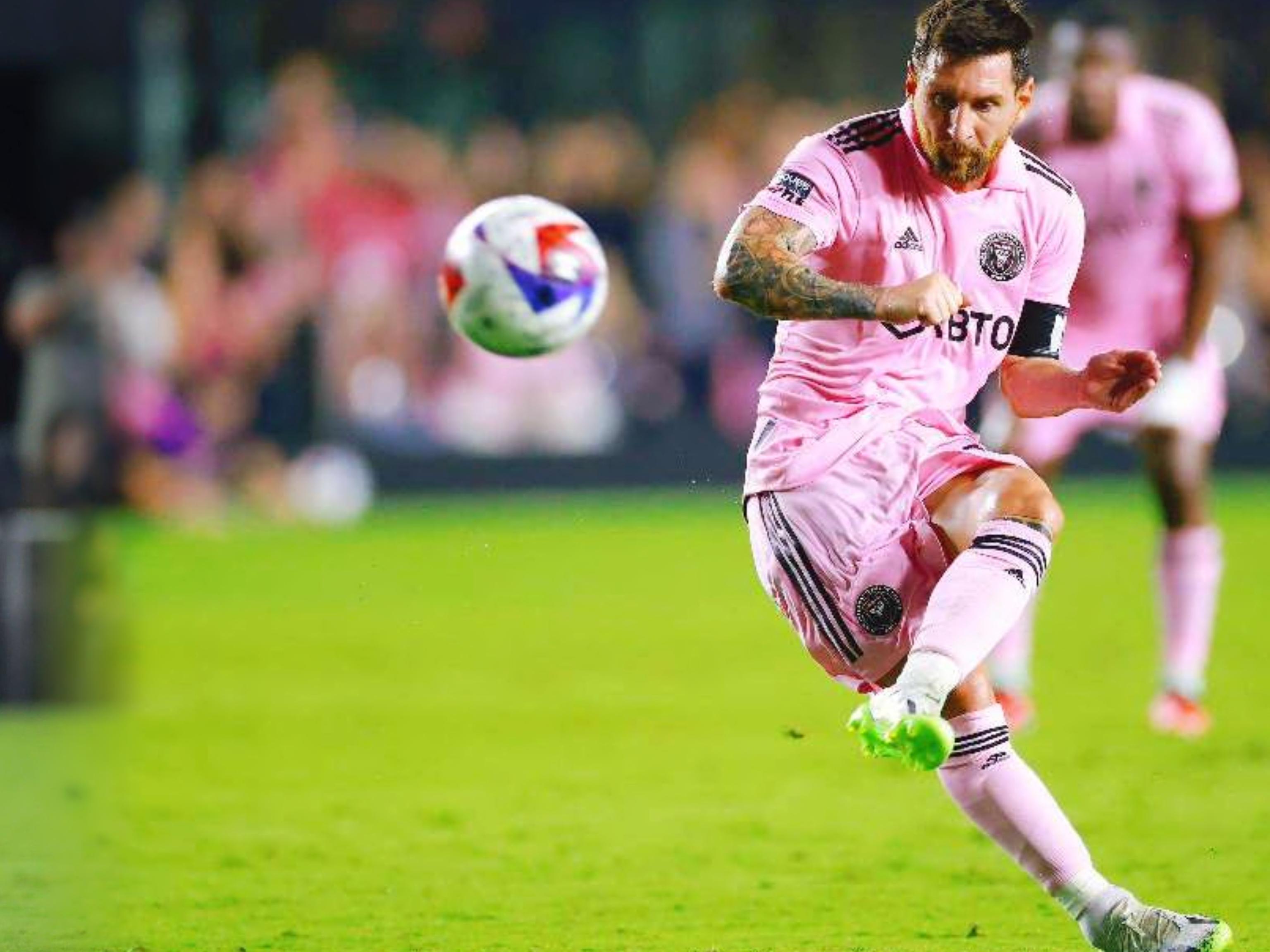 T倒了！预热《怪奇物语》最终季，拜仁球员穿特制热身服出场（拜仁球员穿定制热身服亮相，为《怪奇物语》最终季预热）