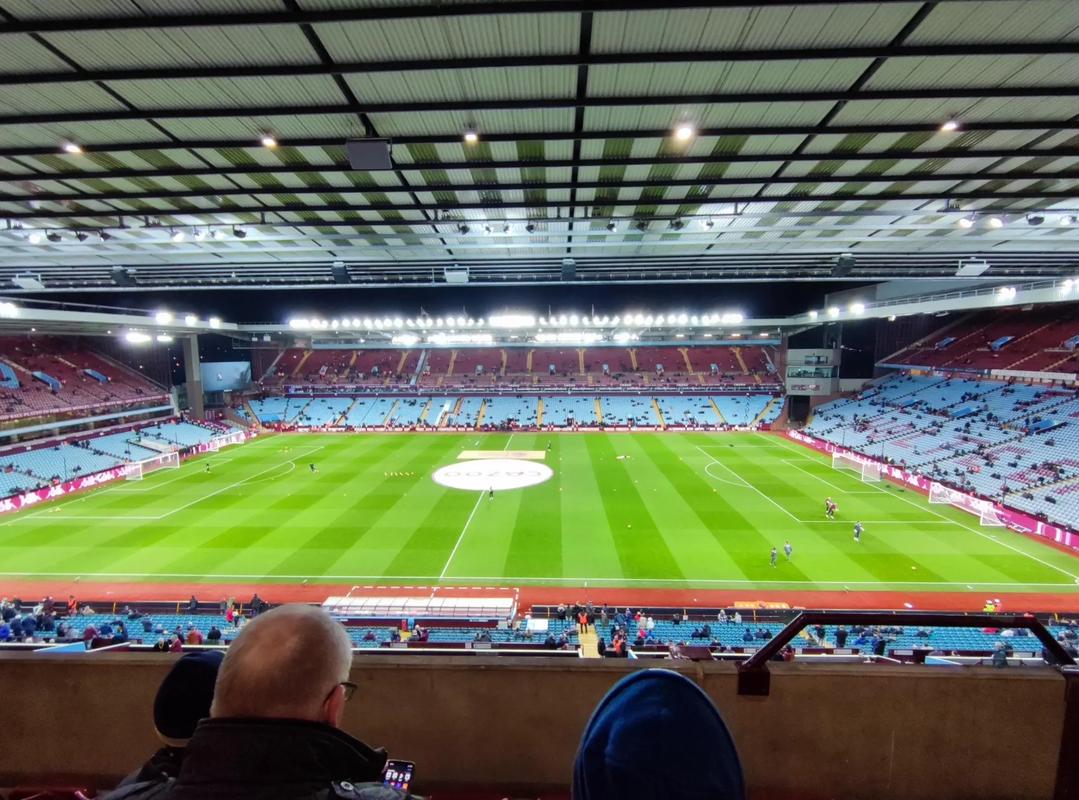 掘金主场有几位小球迷举牌支持威少：拉塞尔拿MVP