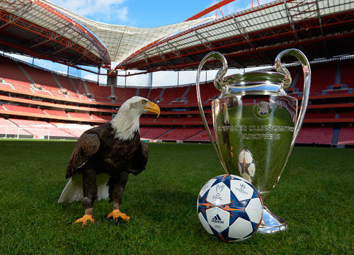 本菲卡客场2-0阿贾克斯，萨穆埃尔-达尔、巴雷罗建功