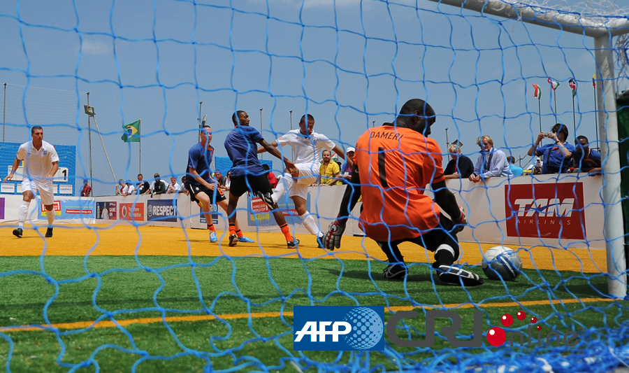 官方：穆尔豪斯与曼联续约3年，并租借加盟莱顿东方