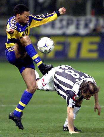 补时进球！吕特绝境救主，英超劲旅绝平，领先曼联1分（补时扳平！吕特压哨救主，英超劲旅拿到平局，领先曼联1分）